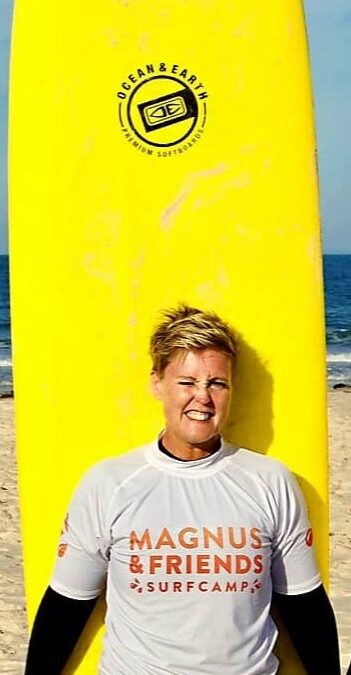 Surfa med Anna på påsklovet 2023